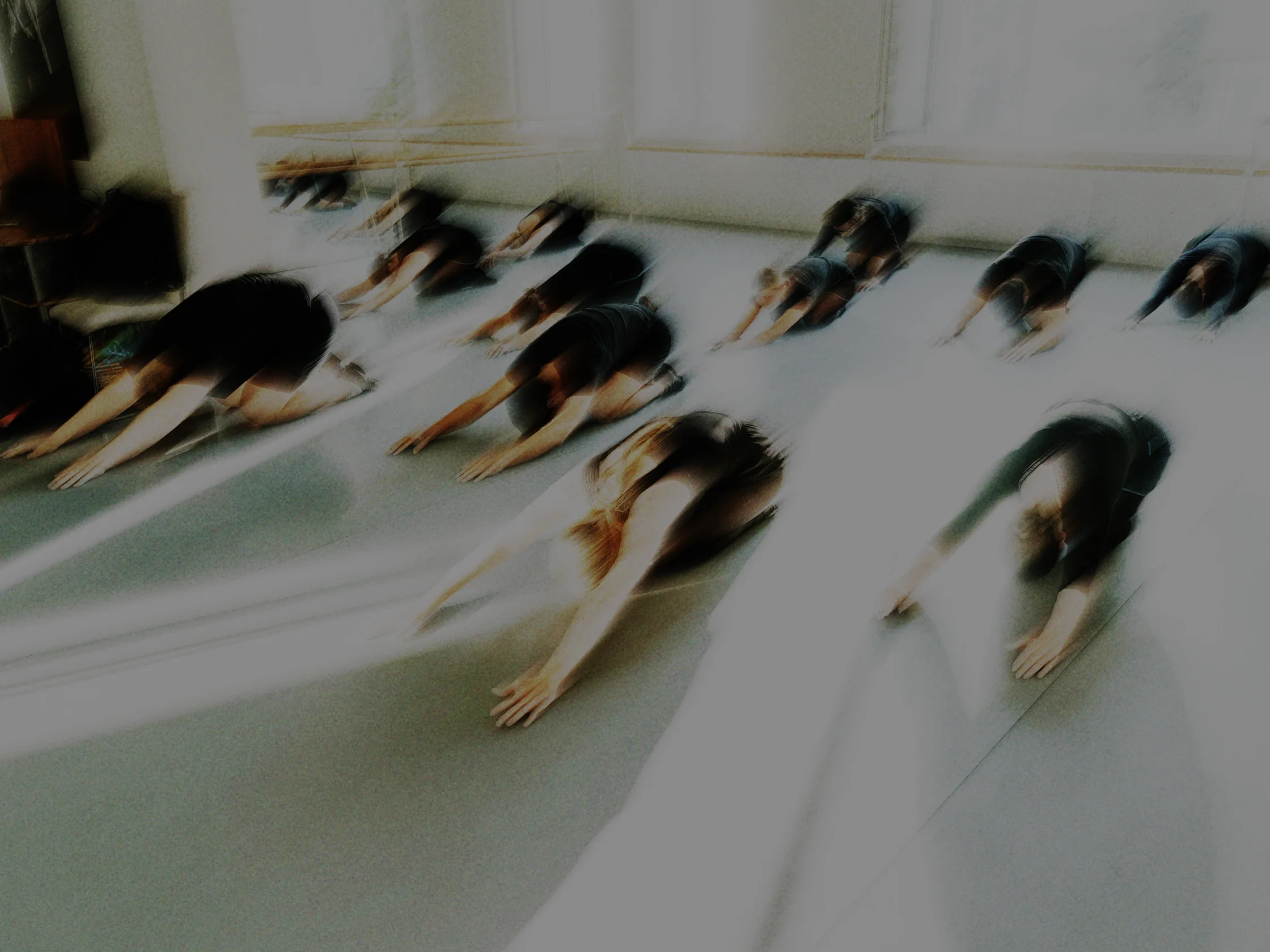 Grupo en estudio de yoga o bienestar gestionado con WodBuster
